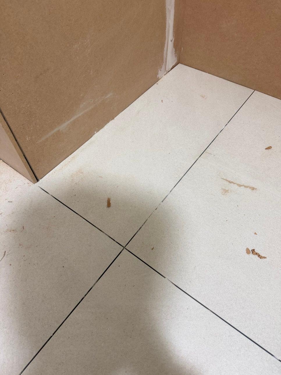 타일 바닥의 이물질을 정리하는 과정