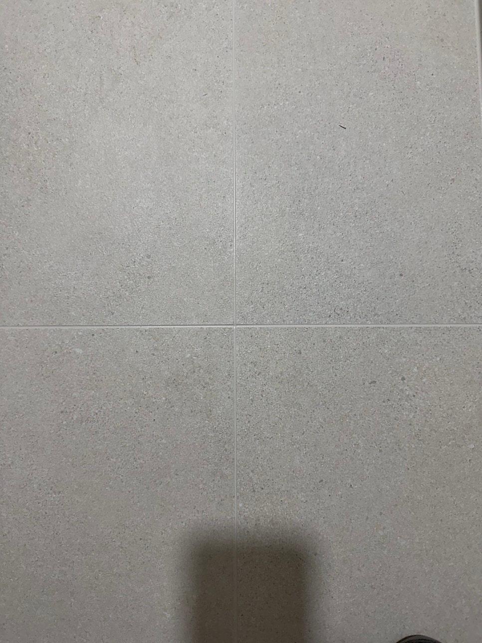 줄눈제가 주입된 회색 타일 바닥