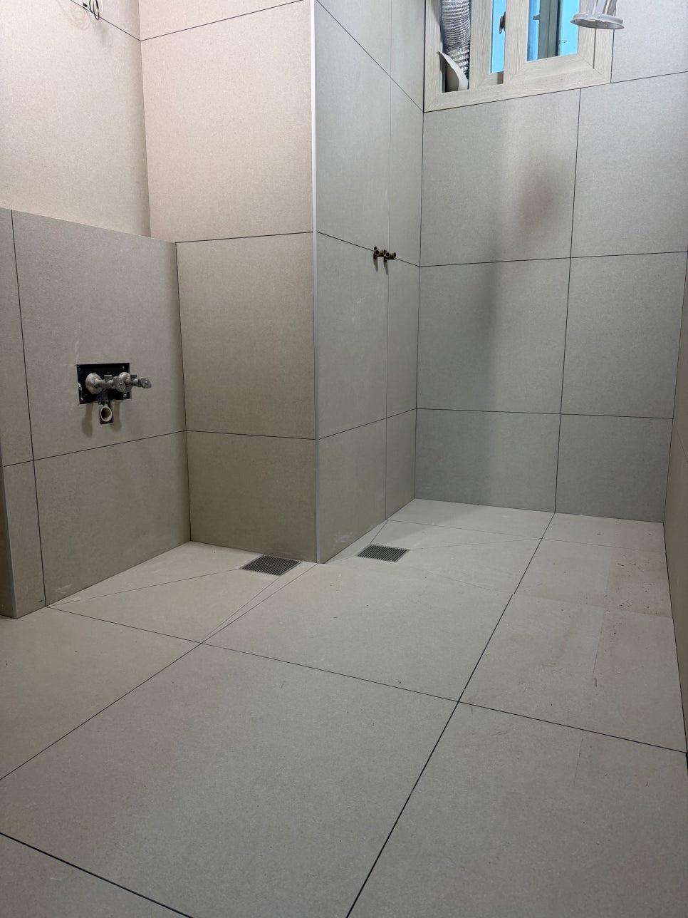 회색 타일 사이사이를 꼼꼼하게 메워가는 작업