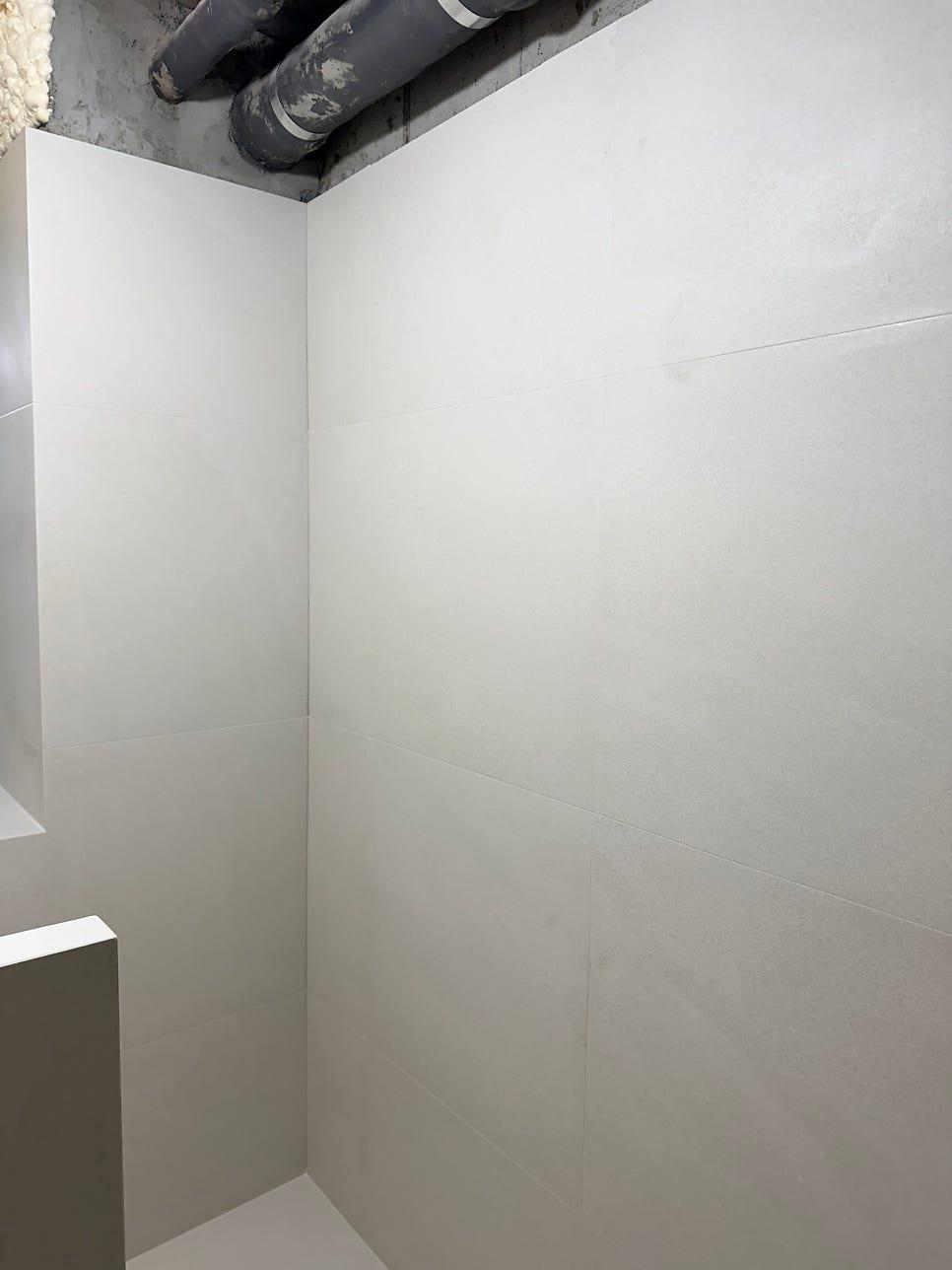 파이프가 보이는 복잡한 구조 속에서도 꼼꼼하게