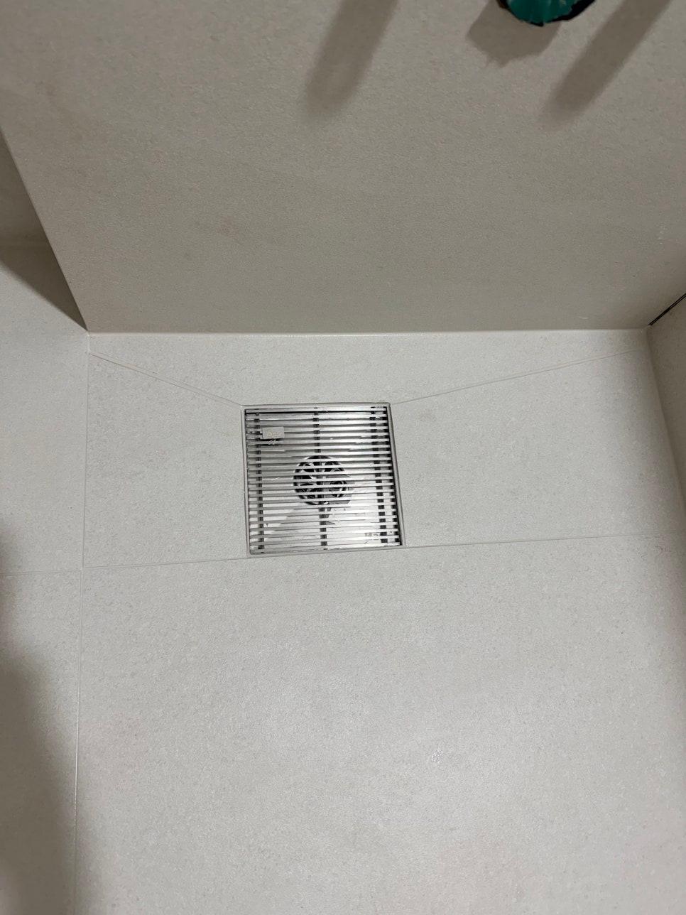 금속 배수구가 깔끔하게 마감된 완성된 모습