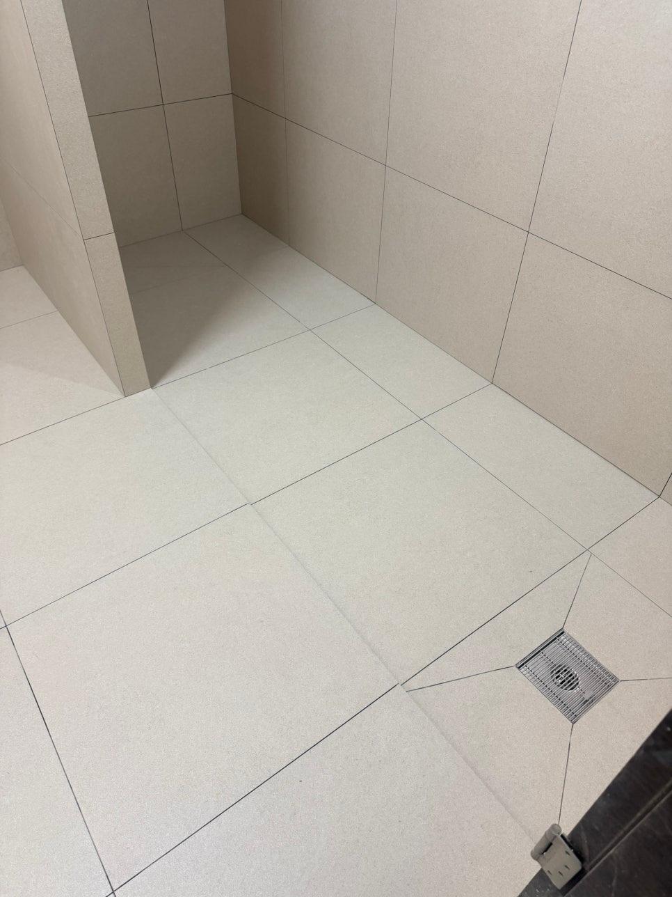 밀도 있게 충진된 욕실 바닥 근접컷