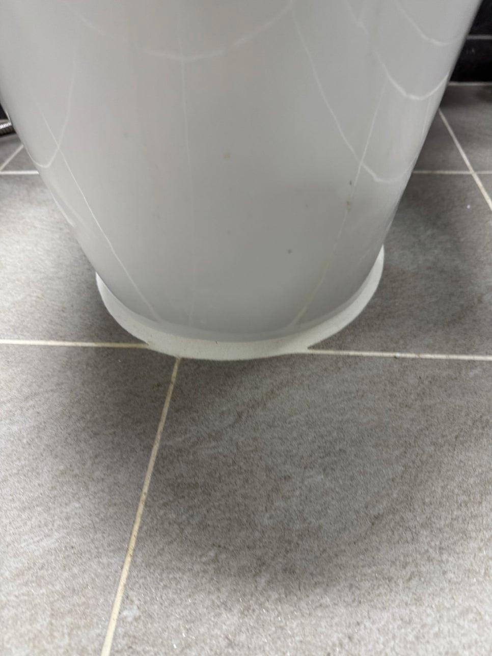 흰색 세라믹 타일 바닥과 욕조 하단 부분