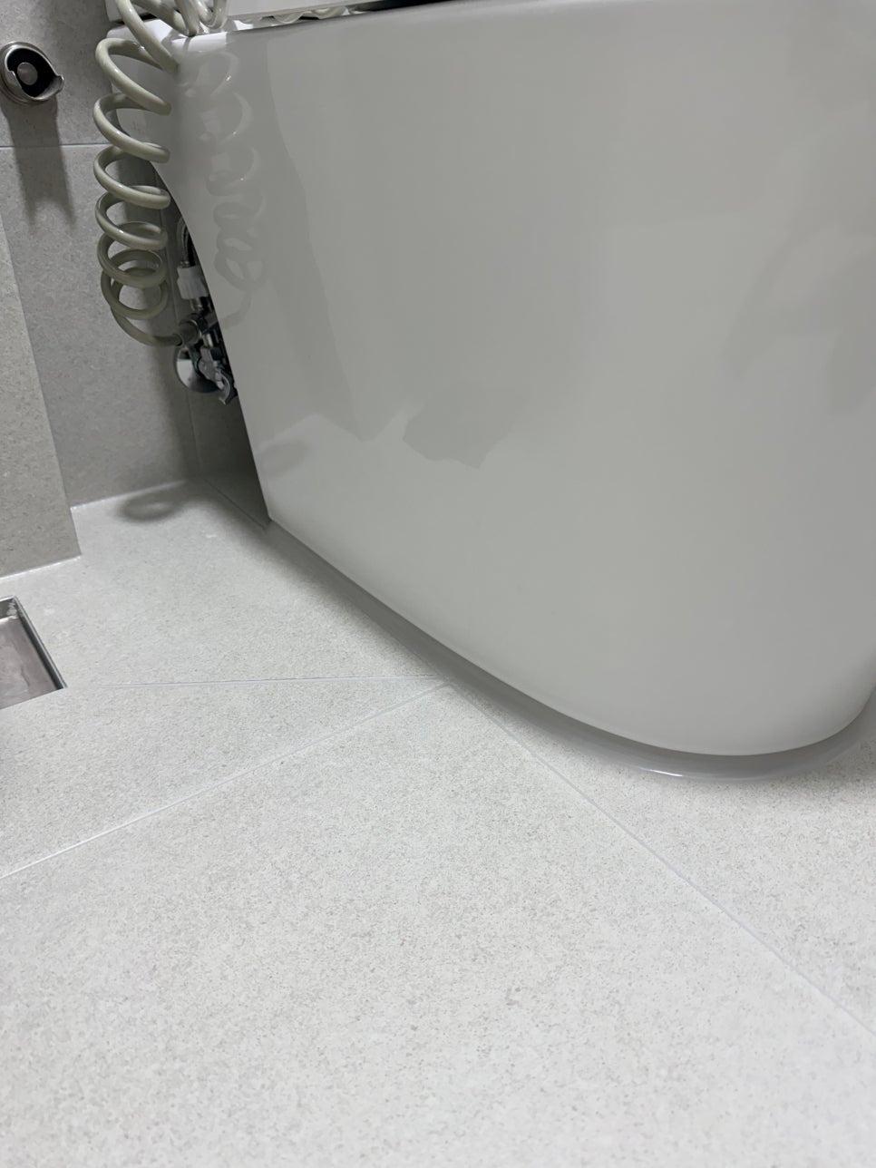 변기 주변 줄눈 주입 작업 중