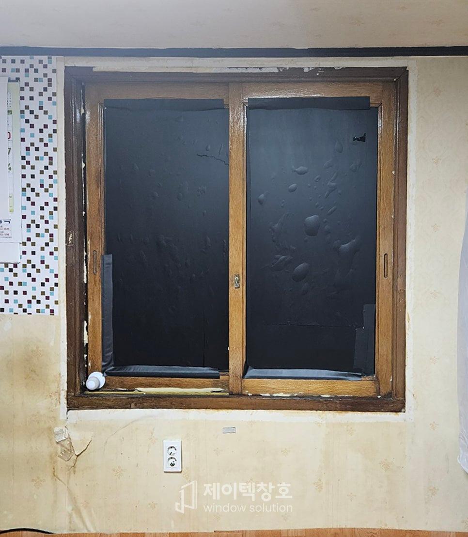결로가 발생한 노후 나무 샷시의 상태