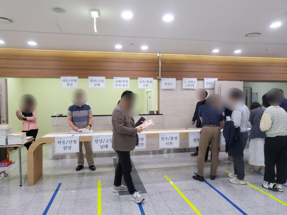 바닥에 유도선이 그려진 공공 건물 내부