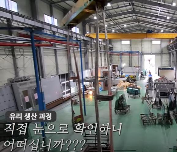 소형 도구와 기기가 보이는 시공 장면