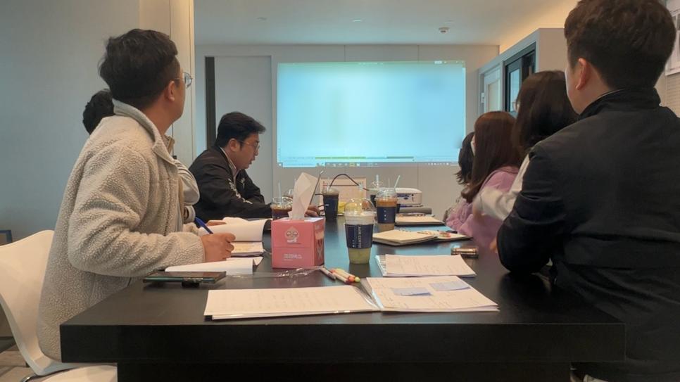 소형 도구와 기기들이 놓여 있는 공간의 모습