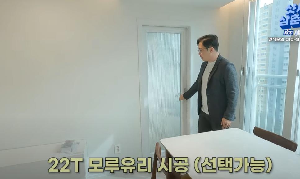 유리 패널 삽입 단계의 창호 시공