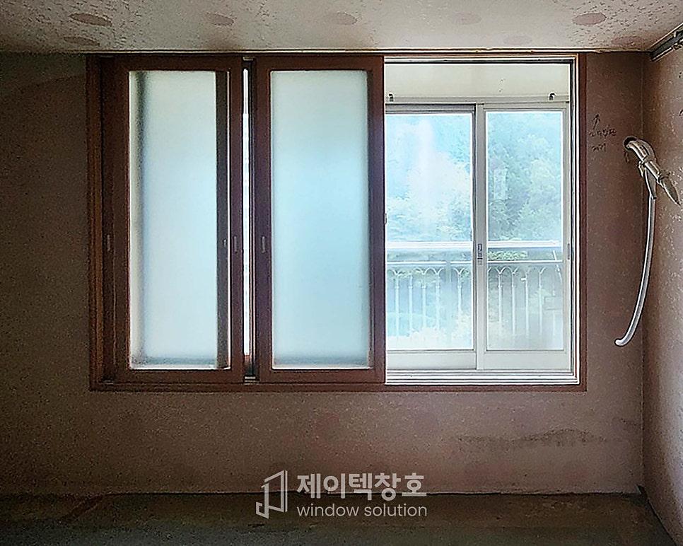 탄성코트 벽면에 설치된 투명 및 불투명 유리 창호