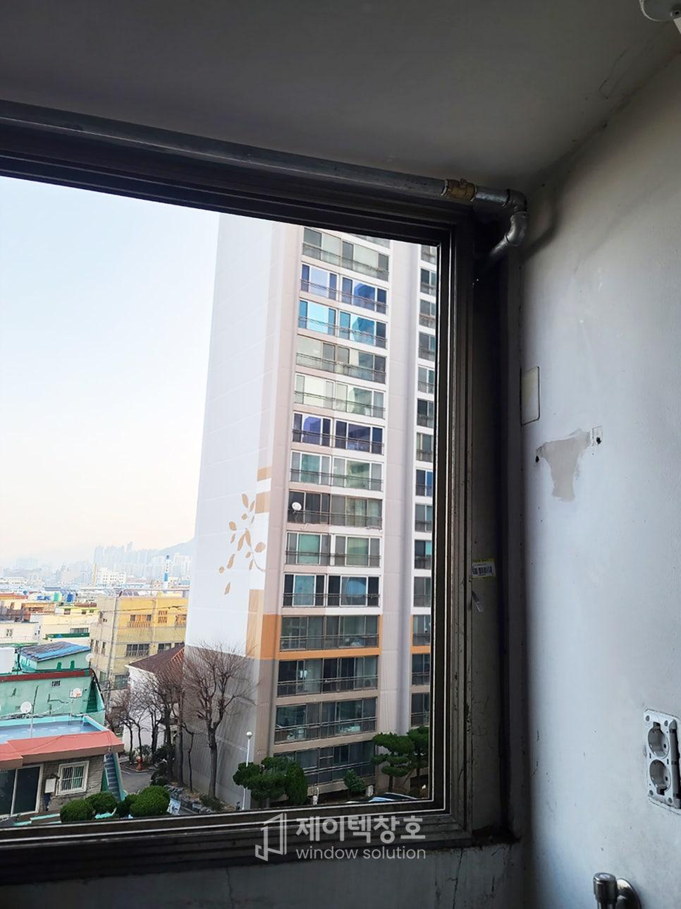 벽면 흠집과 전선이 보이는 창호 근접 샷