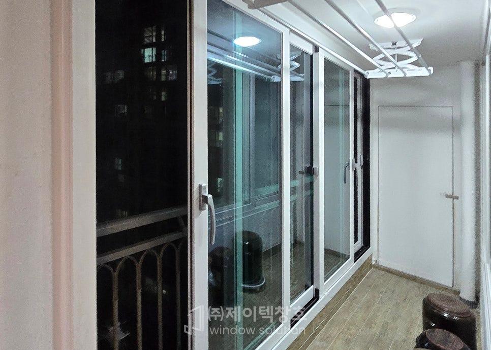 바닥재와 새 창호가 만나는 디테일한 시공 과정