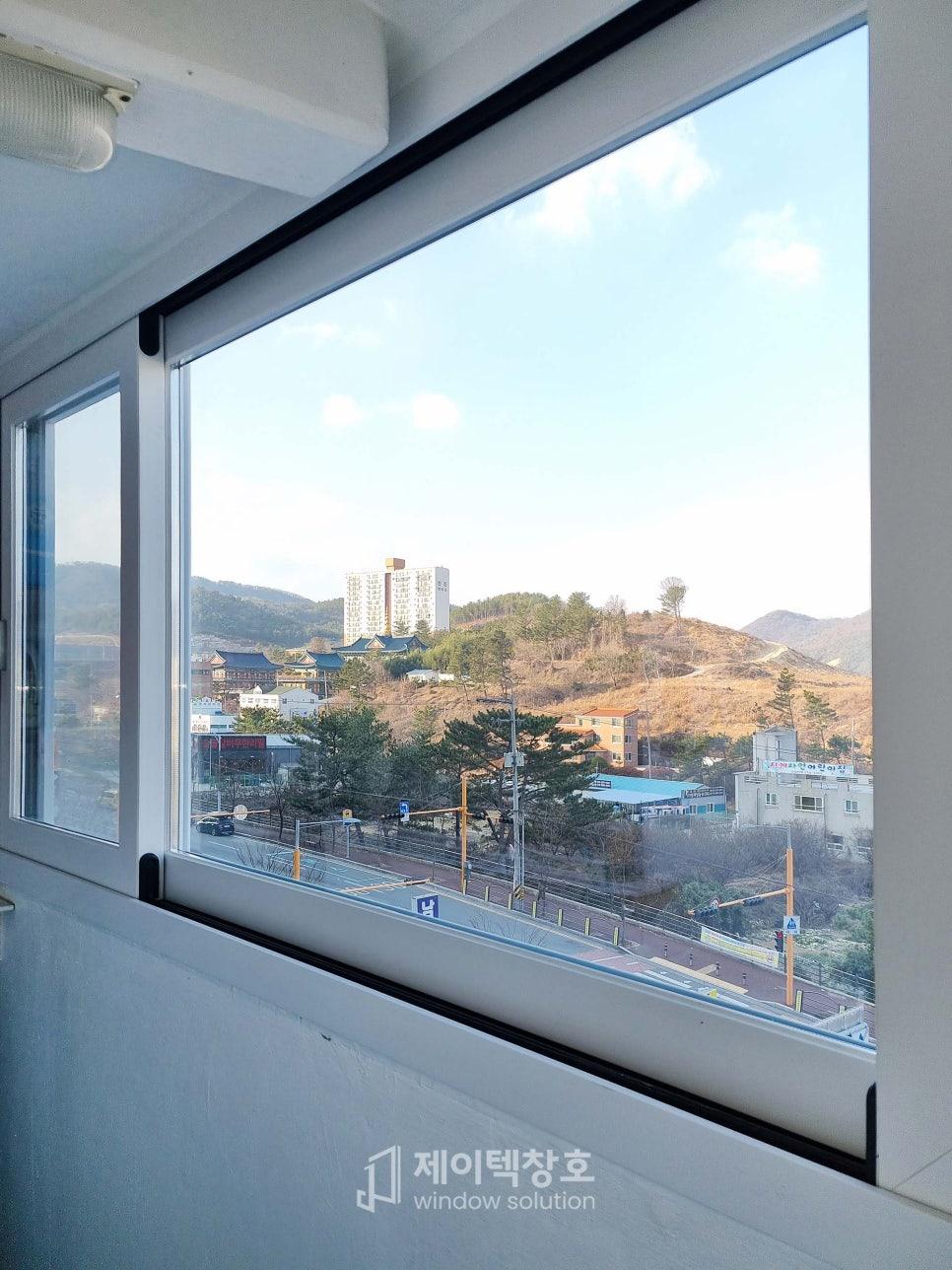 실내에서 바라본 탁 트인 도시 풍경