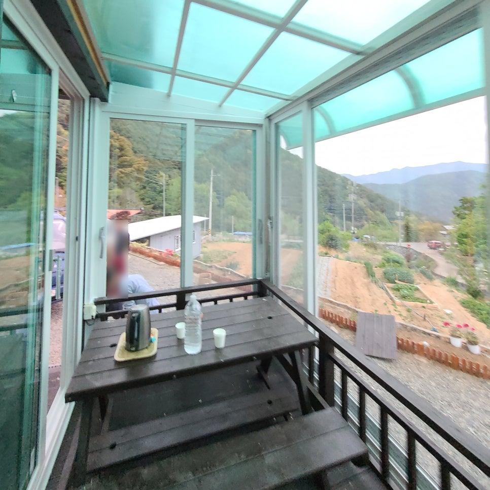 산과 건물이 보이는 전망의 베란다 내부 공간