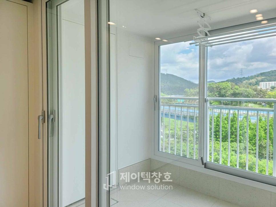 베이지색 타일 바닥과 슬라이딩 창호가 설치된 발코니