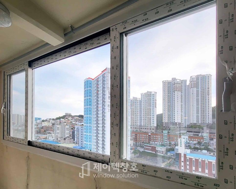 도시 풍경을 담은 실내 창호 프레임