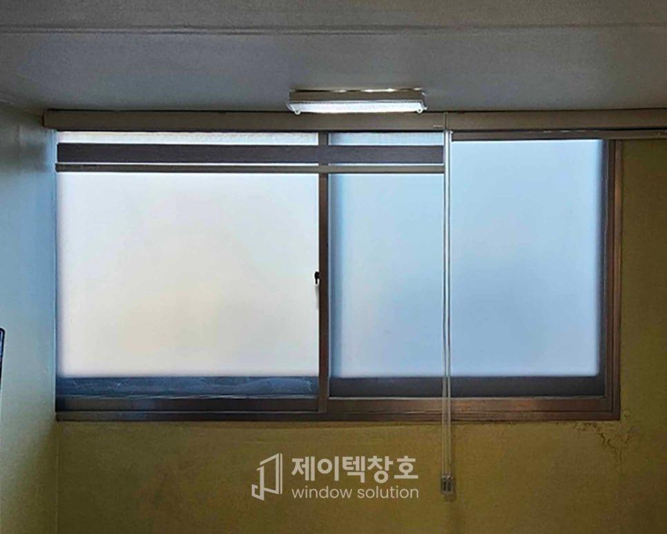 흰색 투명 필름이 부착된 갈색 프레임 창호