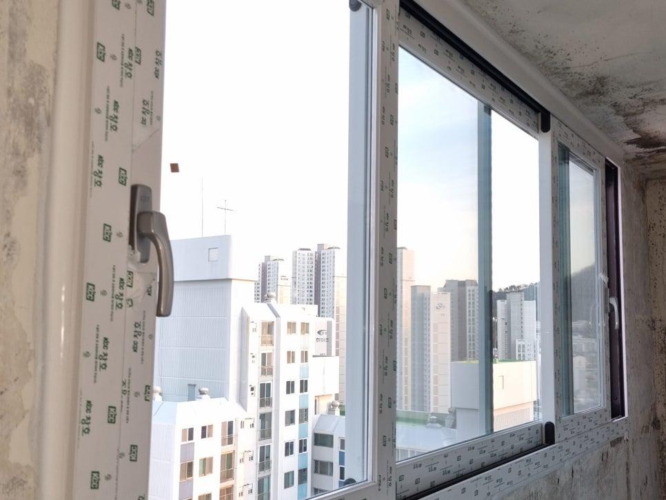 외부 벽면과 창호 프레임의 접합부 모습