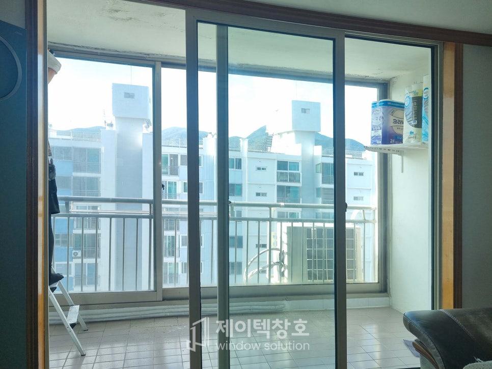 사다리를 이용해 상단 마감을 정리하는 작업 모습