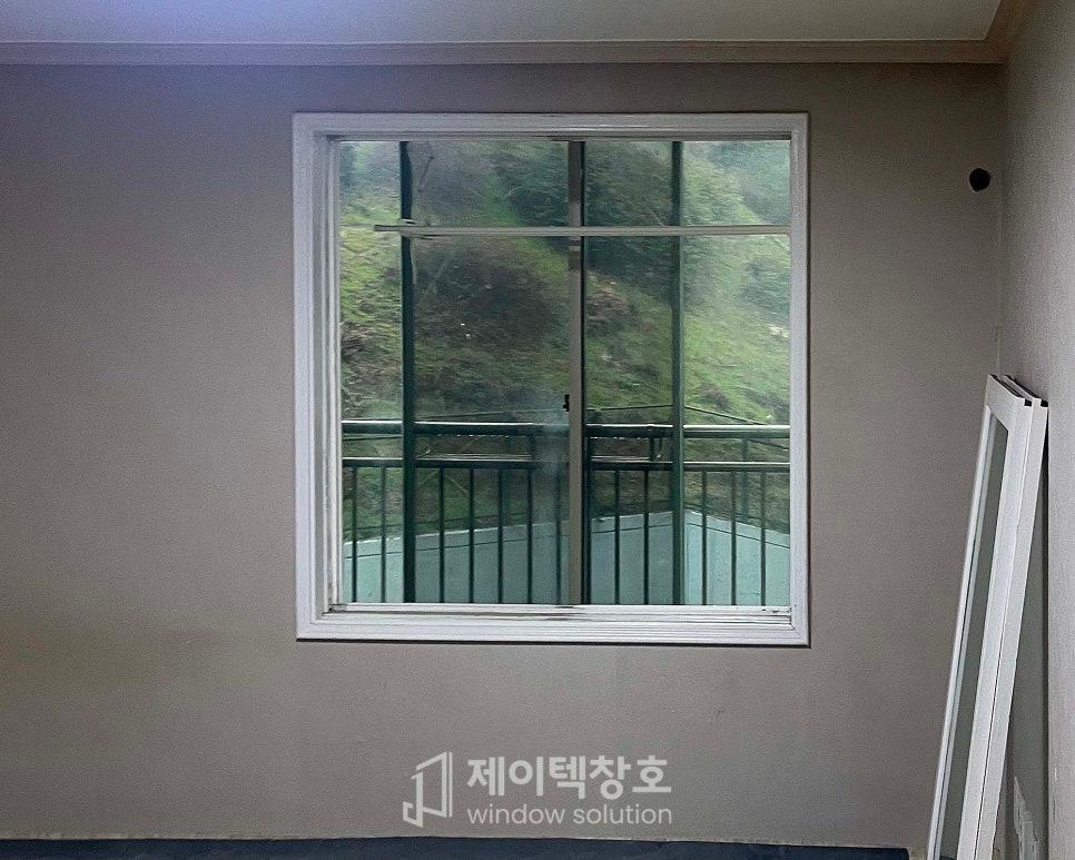 창호 외부로 산과 울타리가 보이는 설치 과정