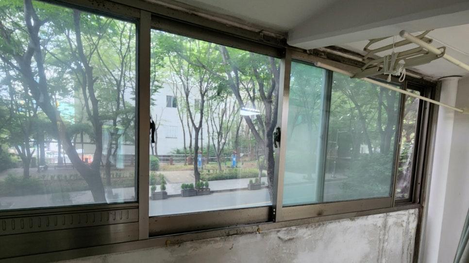 외부 풍경이 비치는 유리 패널과 금속 프레임