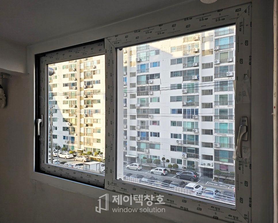 시원하게 열린 창문과 외부 전경