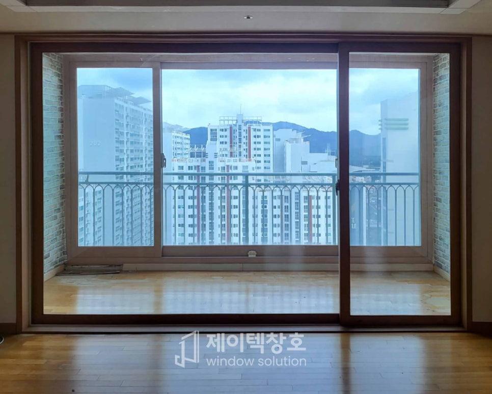 창호 프레임과 외부 풍경이 보이는 시공 초기 모습