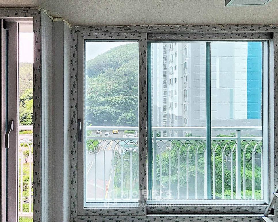 외부 풍경이 보이는 새 창호 프레임과 유리 패널 근접샷