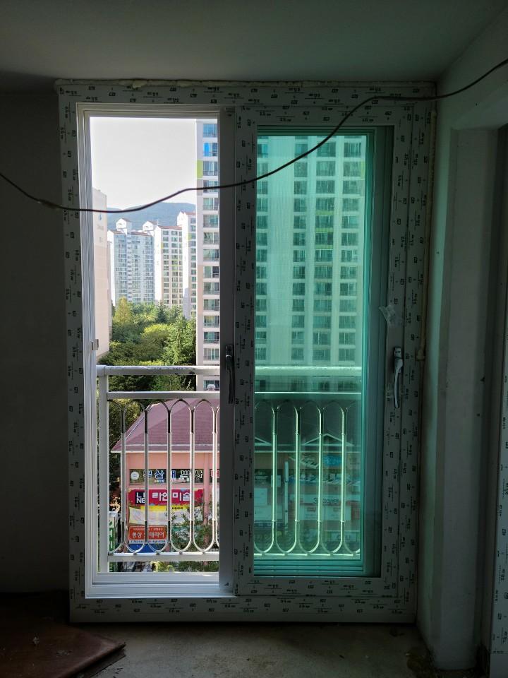 창 레일과 프레임 표면의 입자 상태 확인