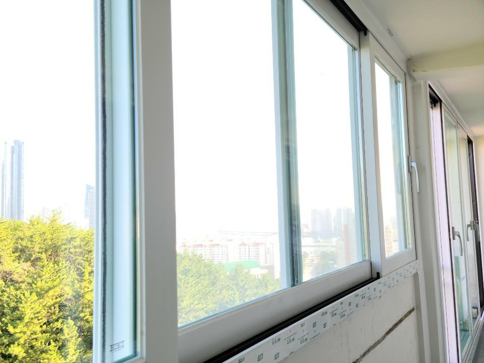 외부 풍경을 담은 화이트 프레임과 유리 패널