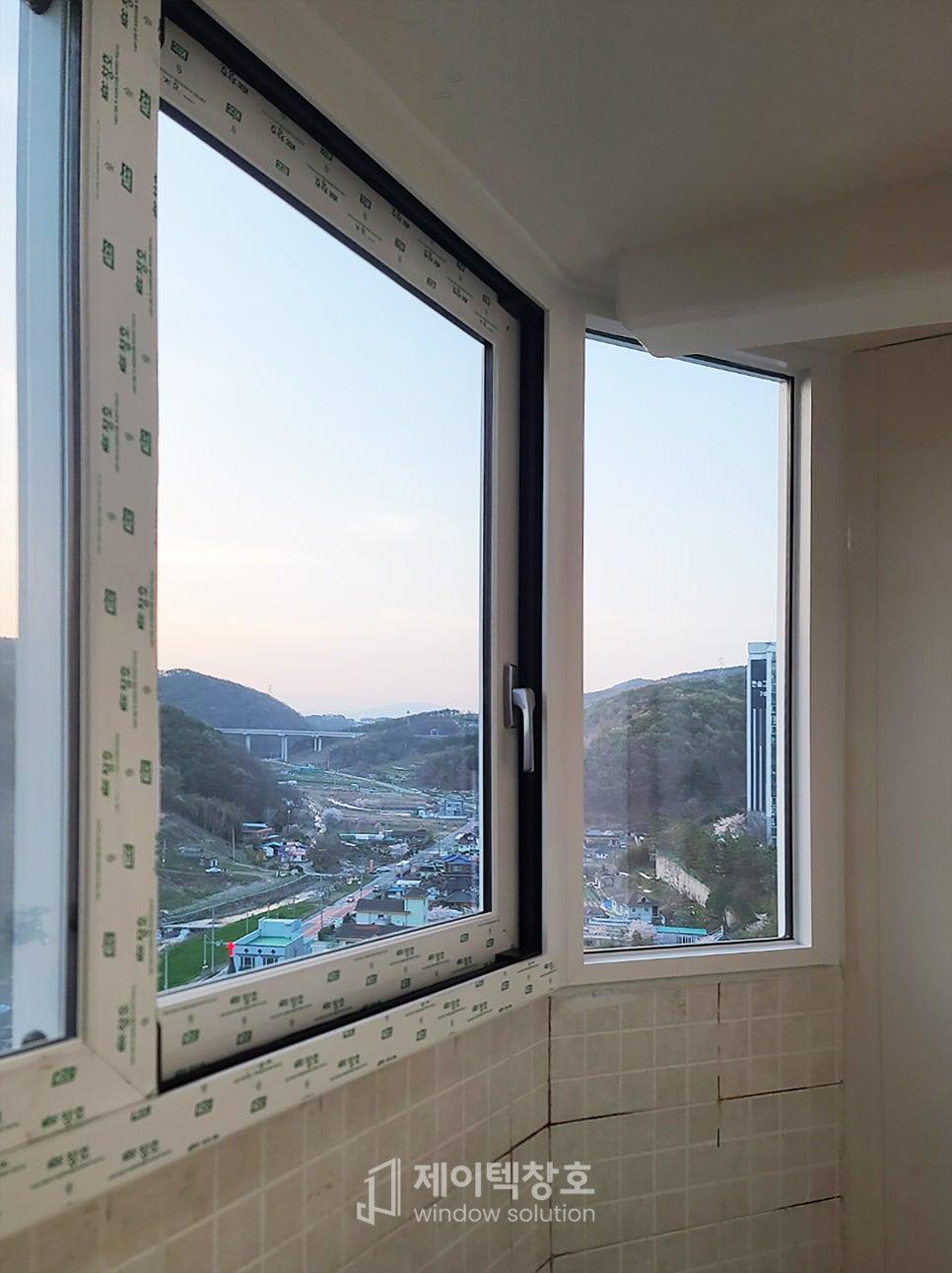 벽면 타일과 맞닿아 설치된 창호 프레임과 유리