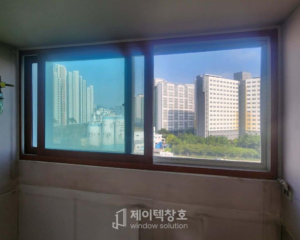 제품 정보가 기입된 유리를 통해 보이는 외부 전경