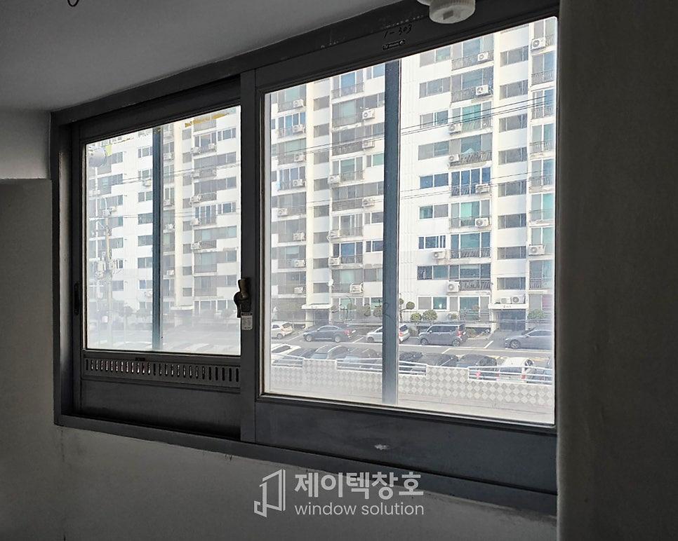 고층 아파트 뷰가 펼쳐지는 완성된 창가
