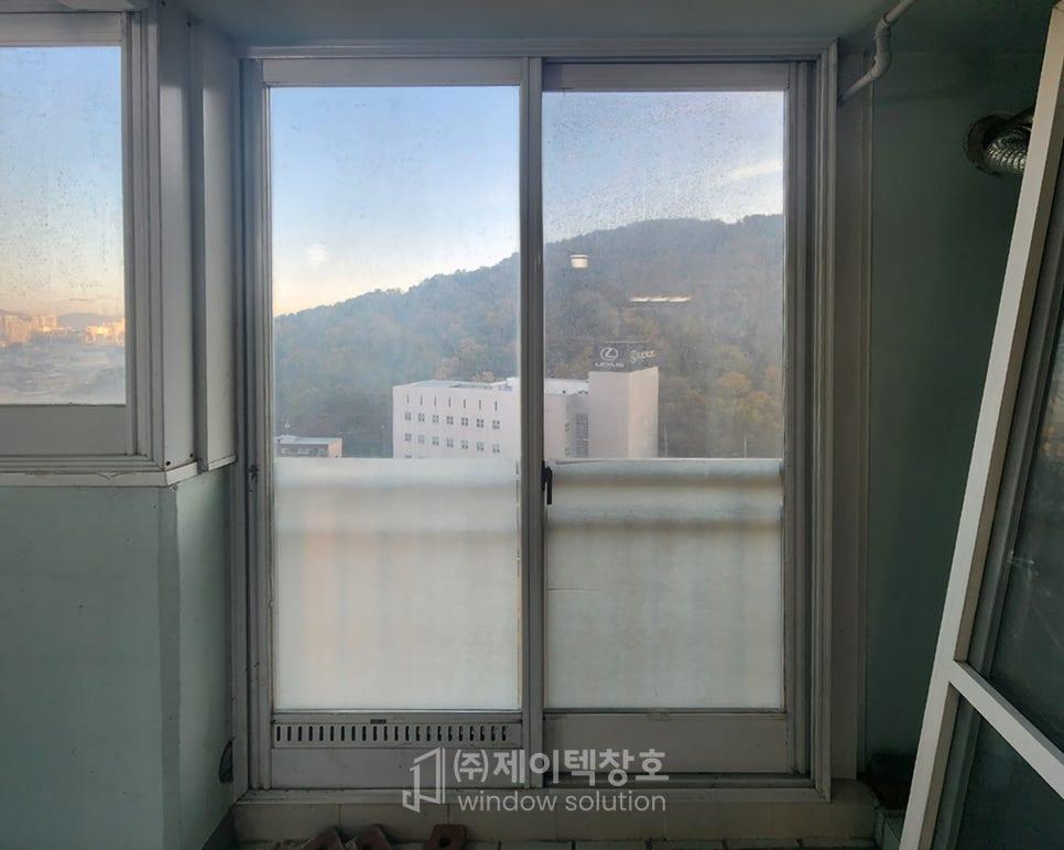 외부 풍경이 선명하게 보이는 완성된 창가