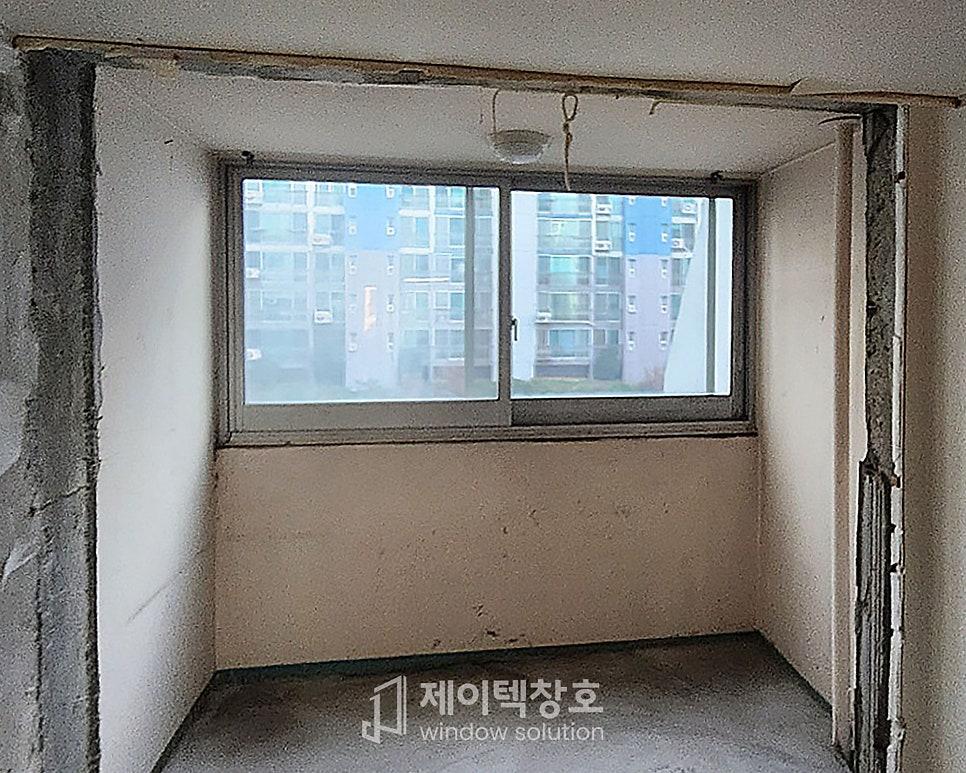 도배 전의 빈 공간에 설치된 새 창문