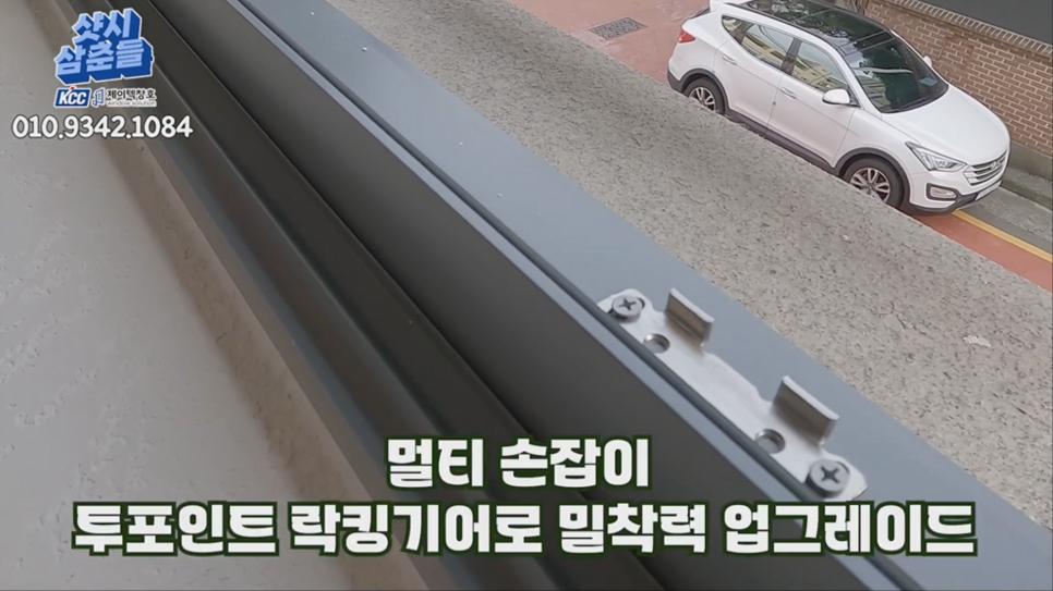 금속 프레임과 고정 부품이 보이는 디테일