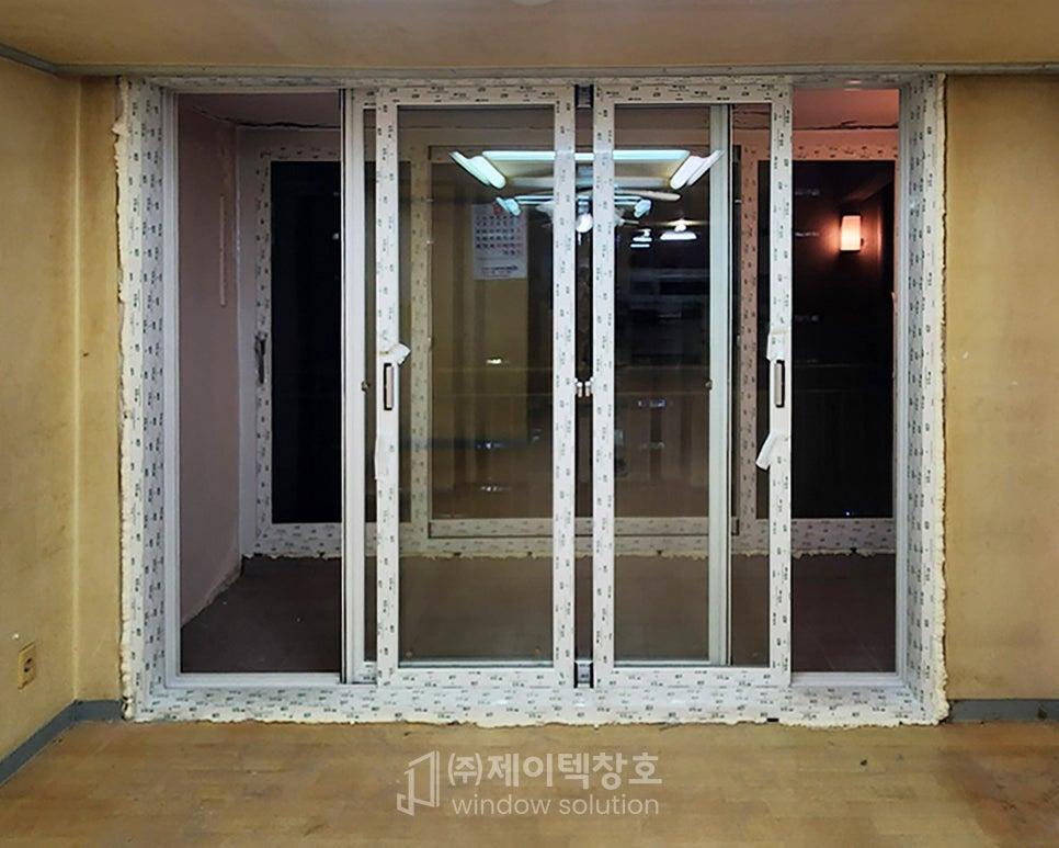 깨끗한 화이트 프레임이 자리 잡던 순간