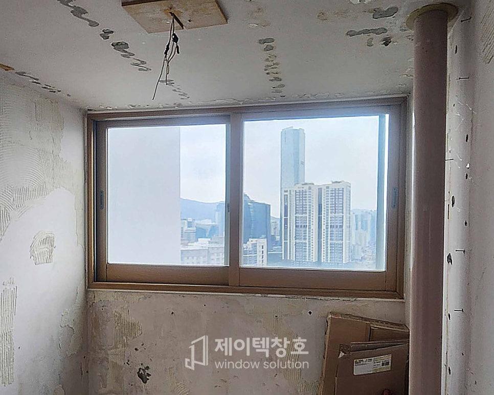 천장 전선이 노출된 상태에서 설치된 와이드빌 이중창