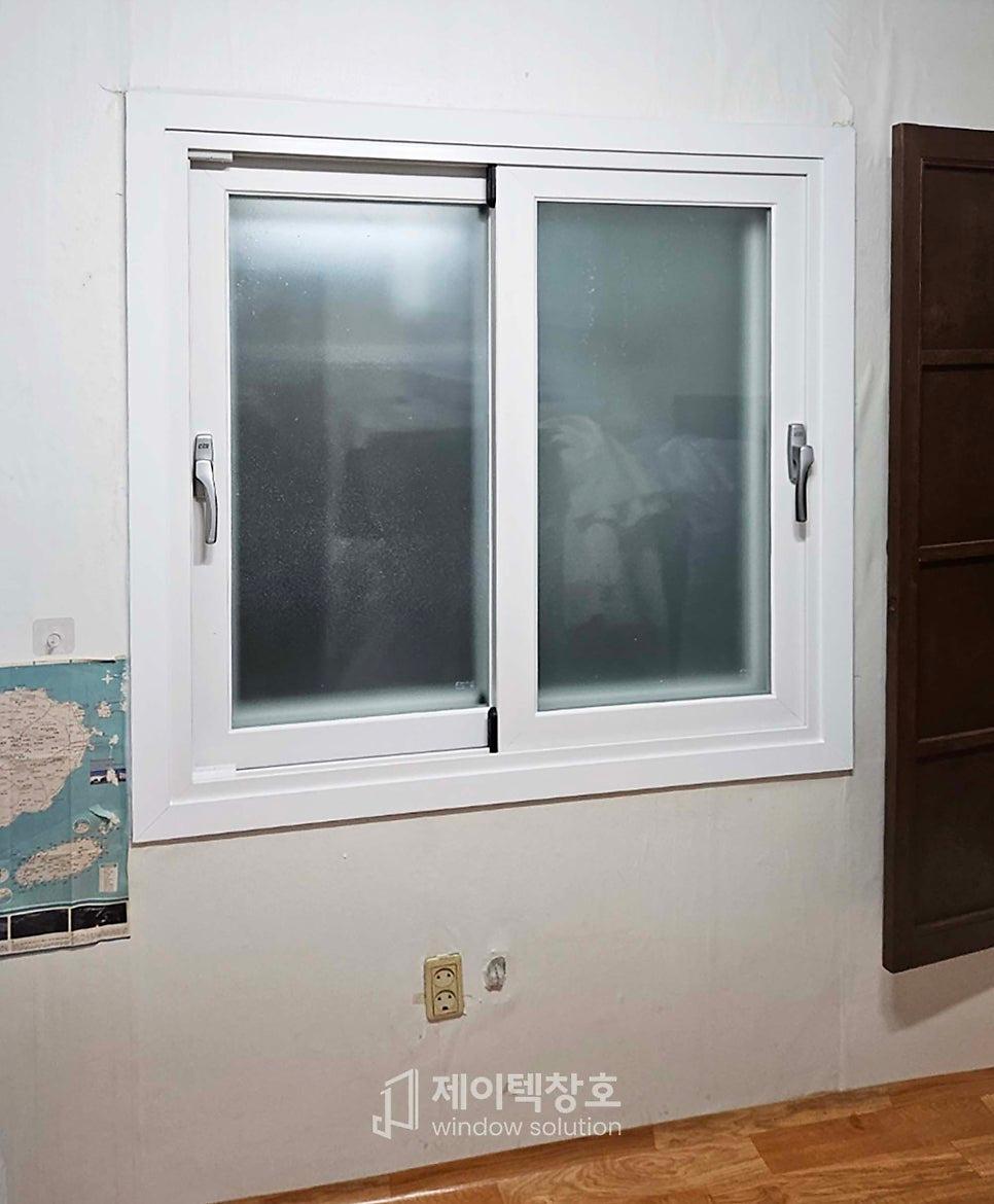 흰 벽면에 안착된 슬라이딩 창호와 주변 마감