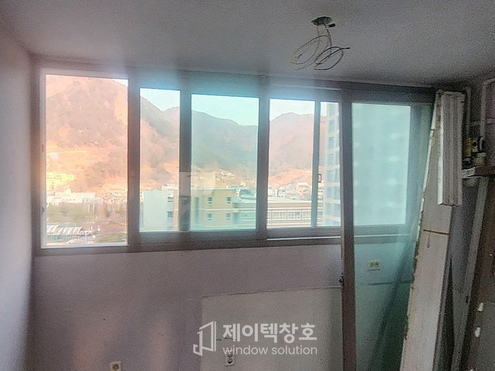 흰색으로 벽면 마감이 진행된 큰 창호 구역