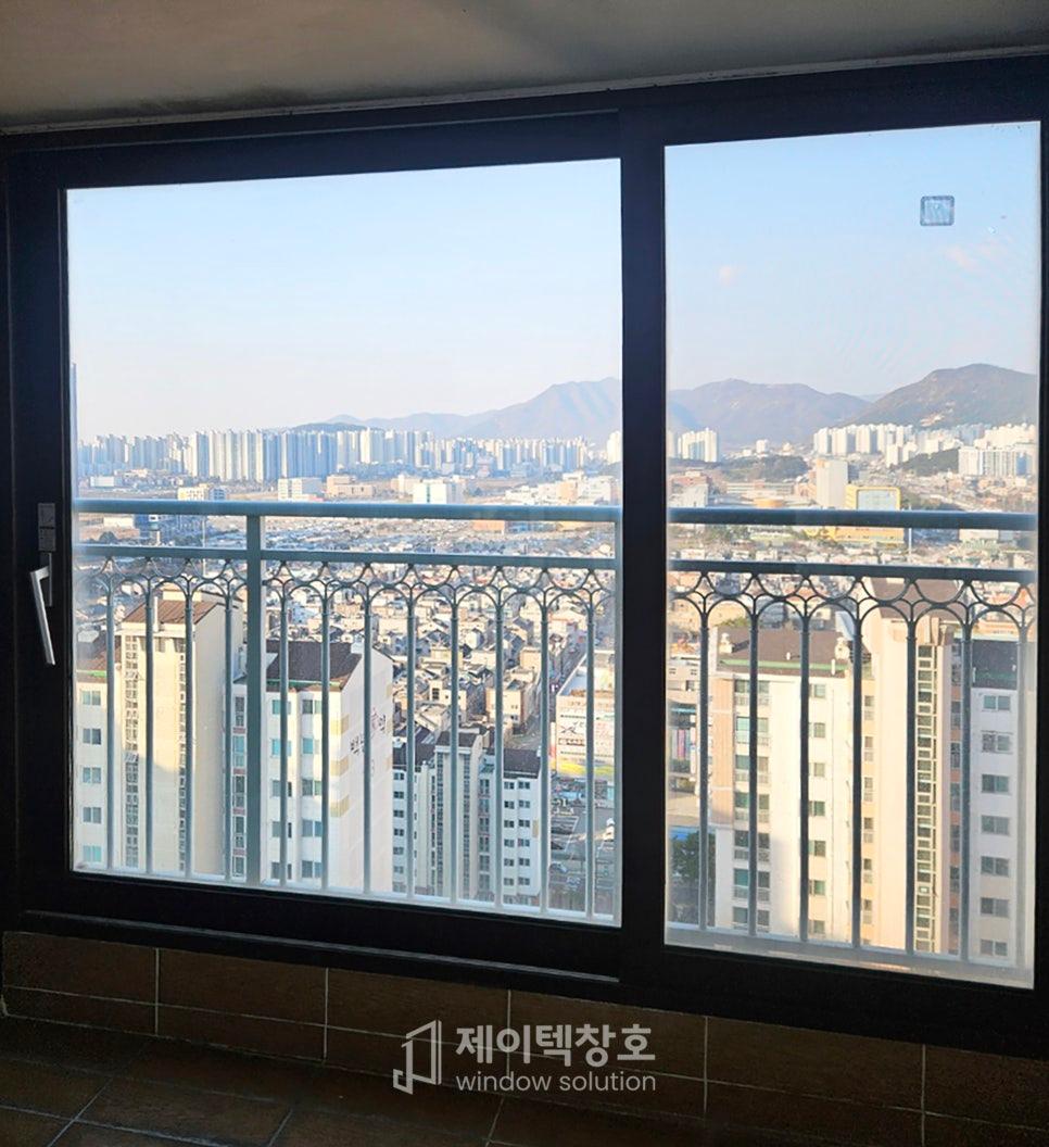 검은색 기존 프레임이 제거된 발코니 시공 현장