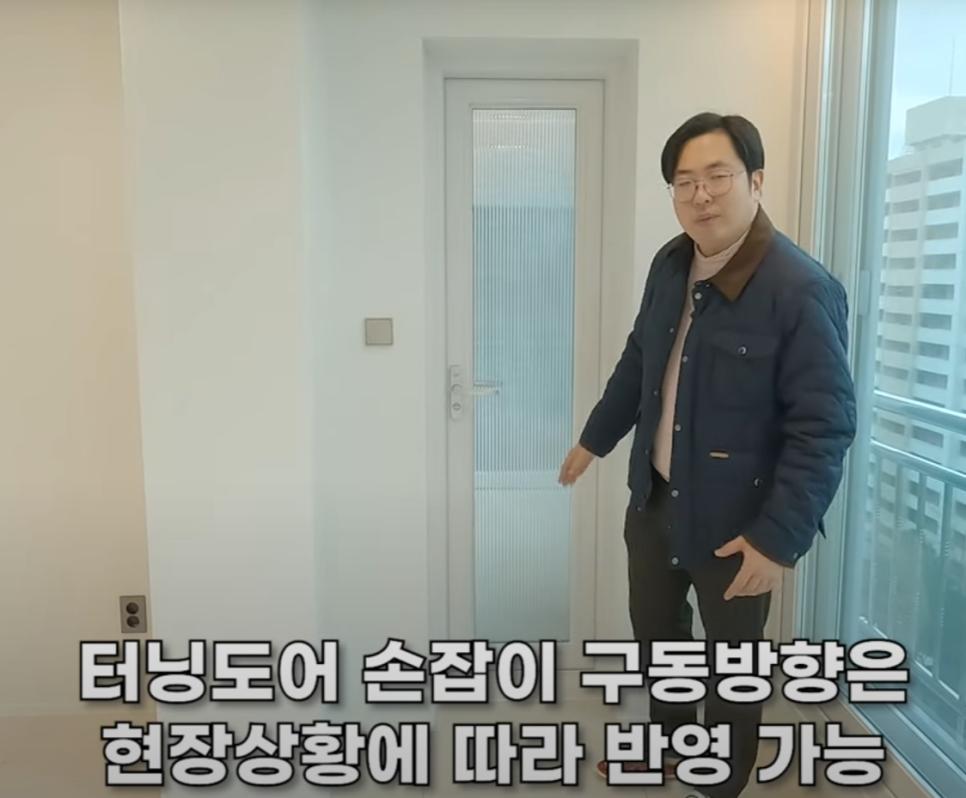 우드톤 바닥과 설치된 창호의 모습