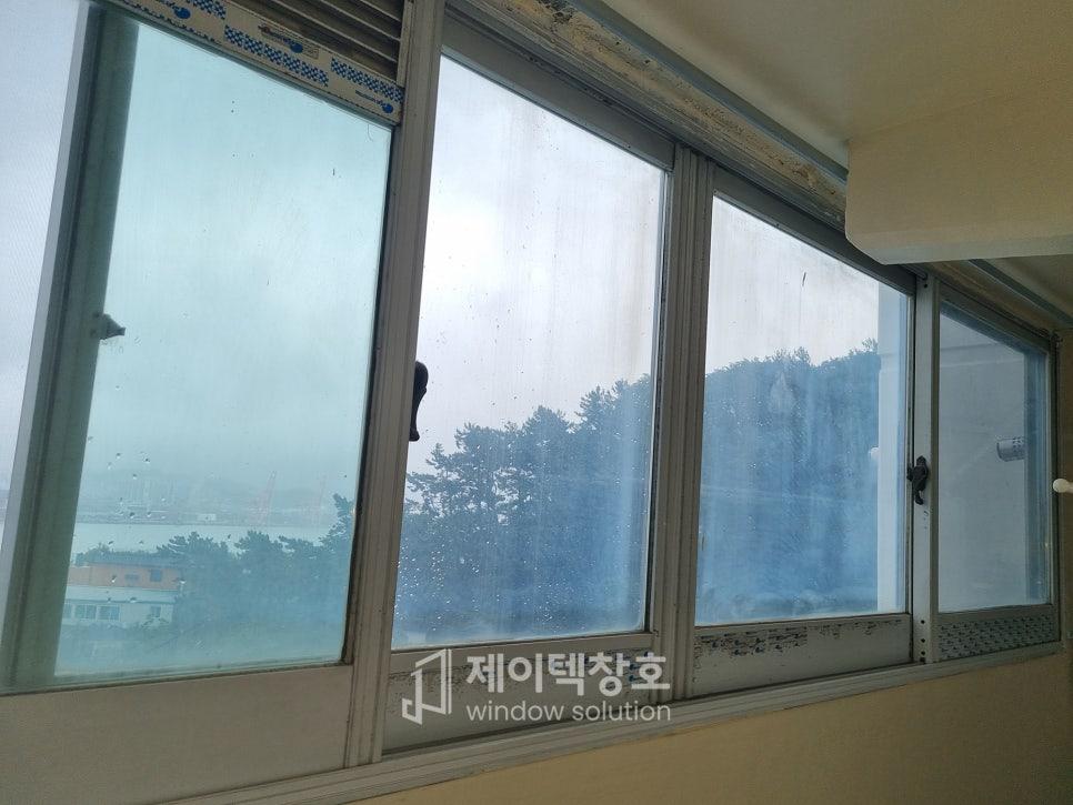 교체 전 회색 금속 재질의 기존 창틀 상태