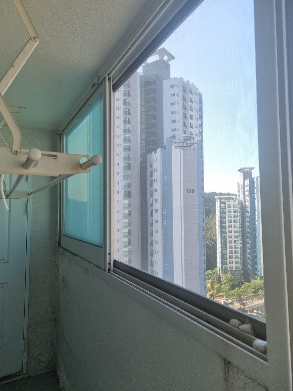 흰색 벽면과 천장이 어우러진 발코니 내부