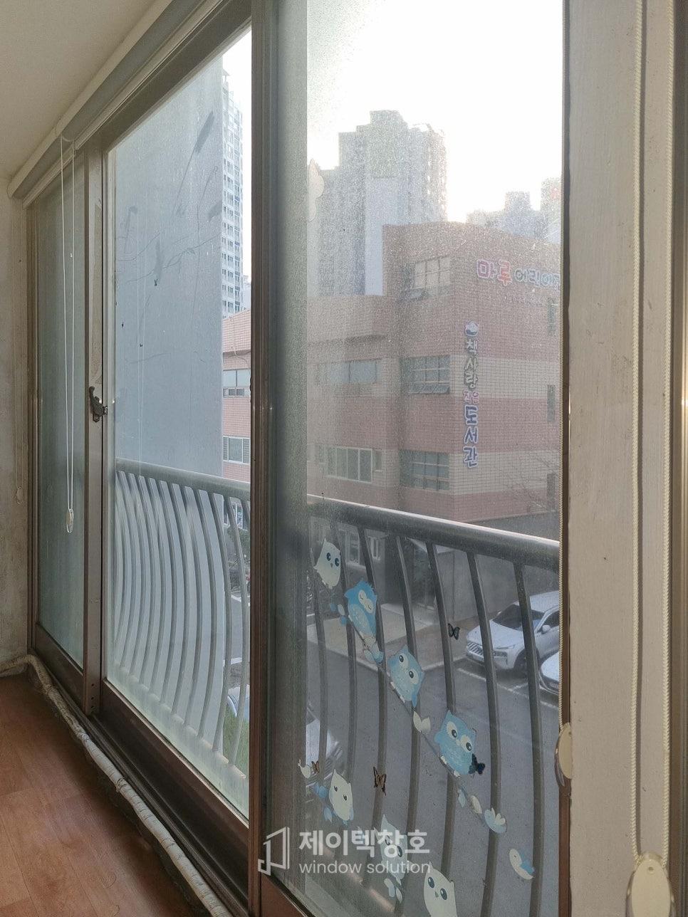 캐릭터 스티커가 붙은 밝은 분위기의 발코니 창가