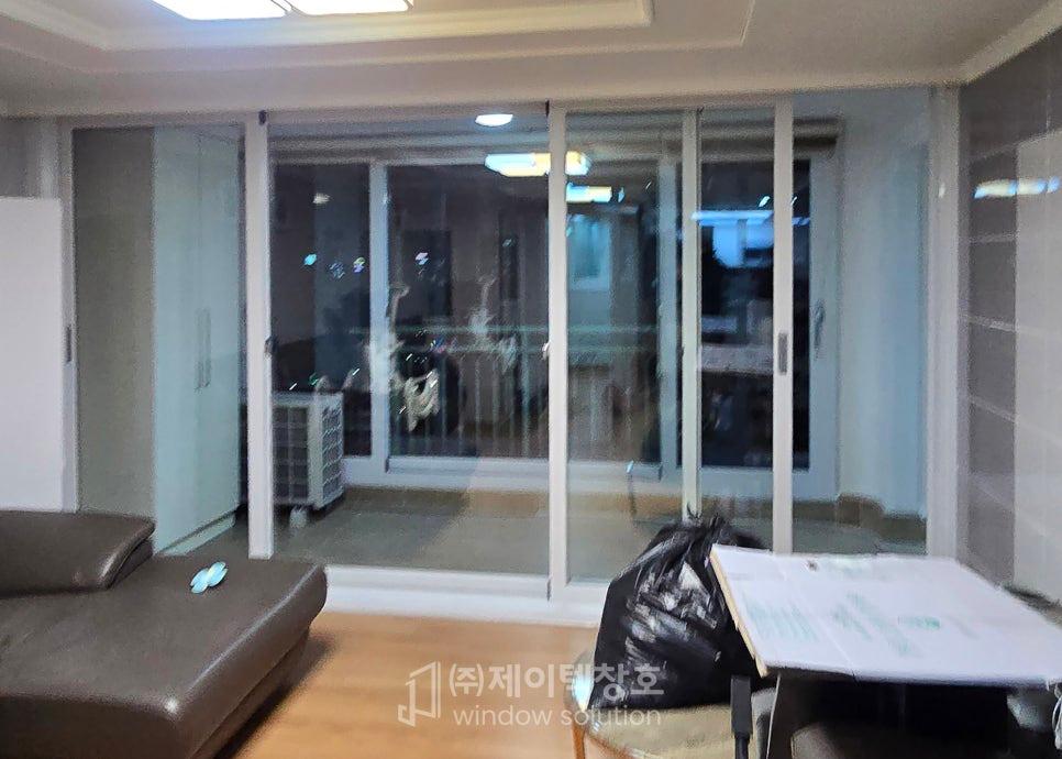 새로운 창호를 기다리며 정돈 중인 거실 공간