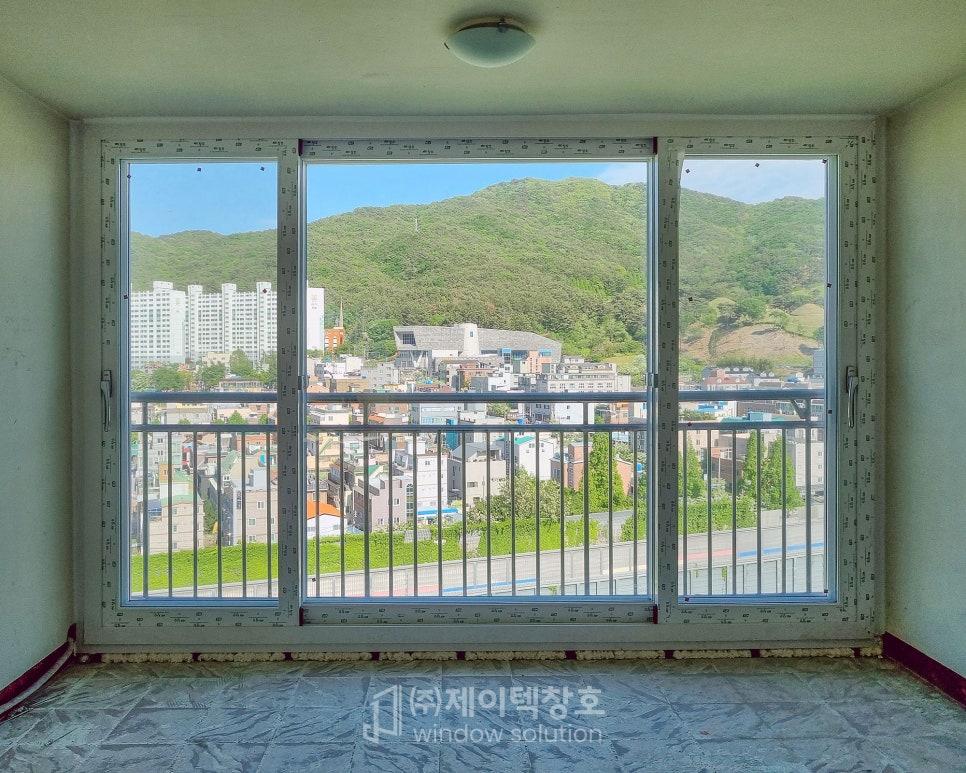 단열 성능이 기대되는 깔끔한 창호 마감