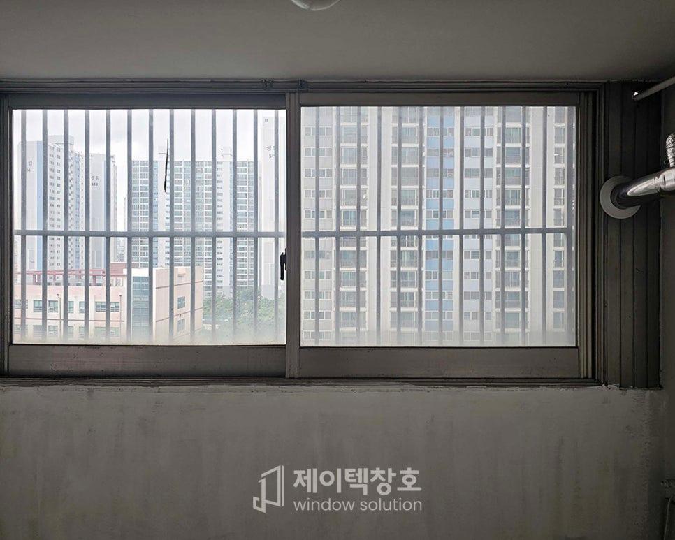 수직 보안망이 설치된 금속 프레임 창호