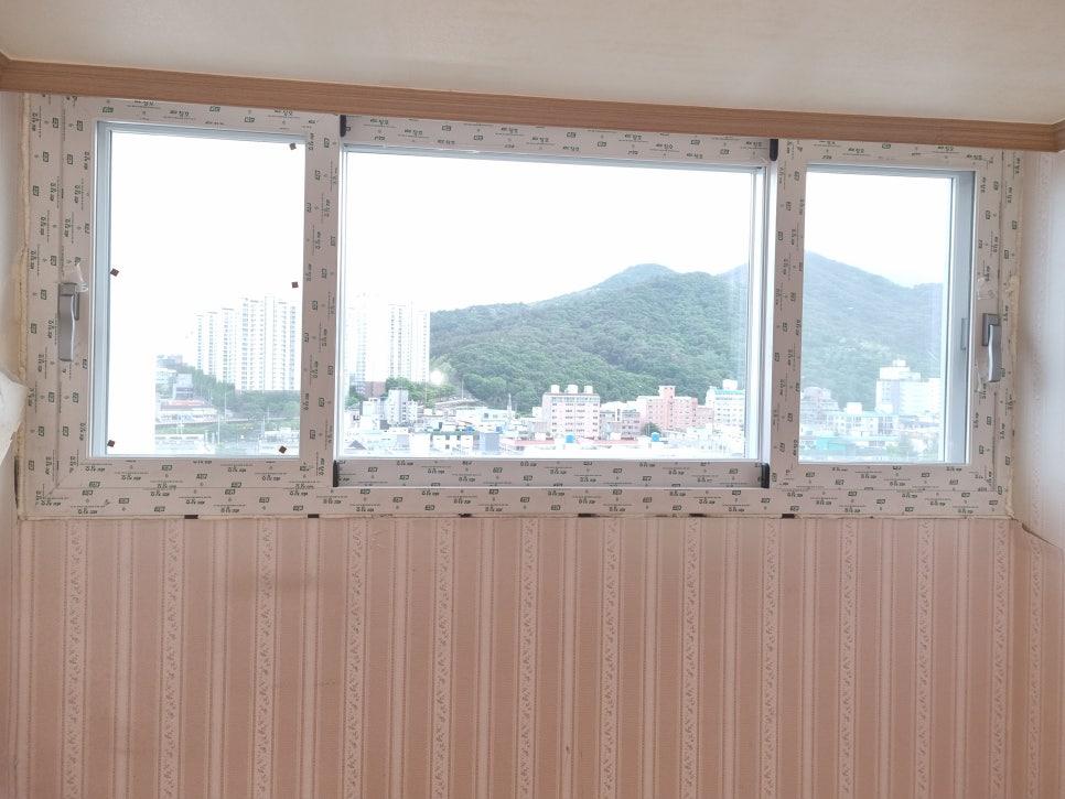 흰색 보드와 베이지색 패널로 마감 중인 창호 주변