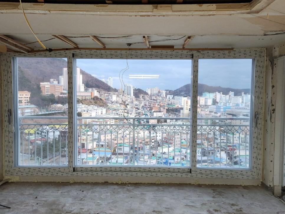 전선이 노출된 천장과 텅 빈 바닥의 실내 모습
